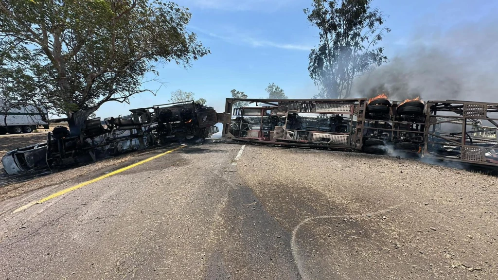 Tráiler de transporte de vehículos vuelca en la México 15 a la altura de Culiacán