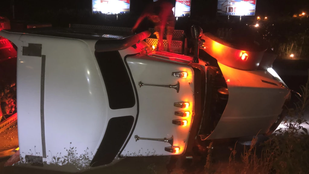 Se vuelca tráiler que transportaba lechugas, sobre la Mazatlán - Culiacán
