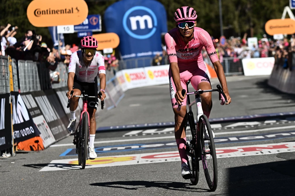 Isaac del Toro sigue de líder del Giro, finaliza en segundo lugar de la etapa 19