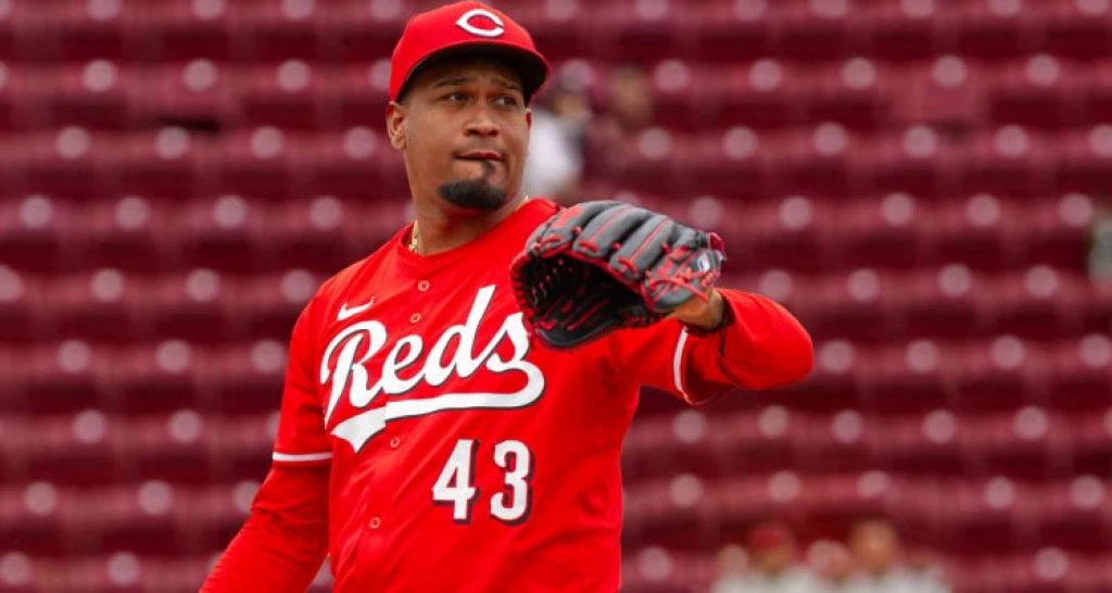 Dodgers adquiere al cerrador Alexis Díaz de Reds