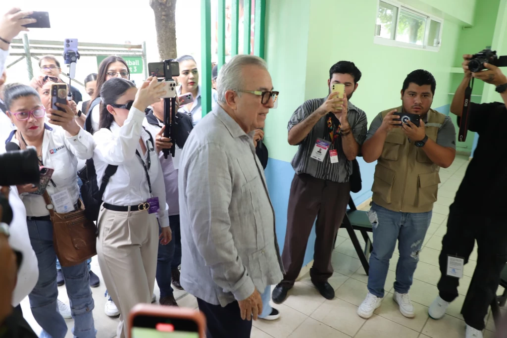 Rocha no puede votar porque su casilla no estaba lista