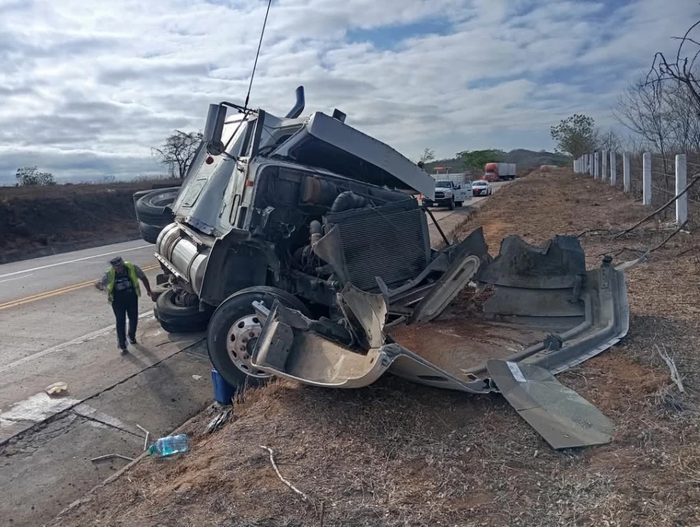 Destrozado de la cabina quedó un tráiler tras volcarse