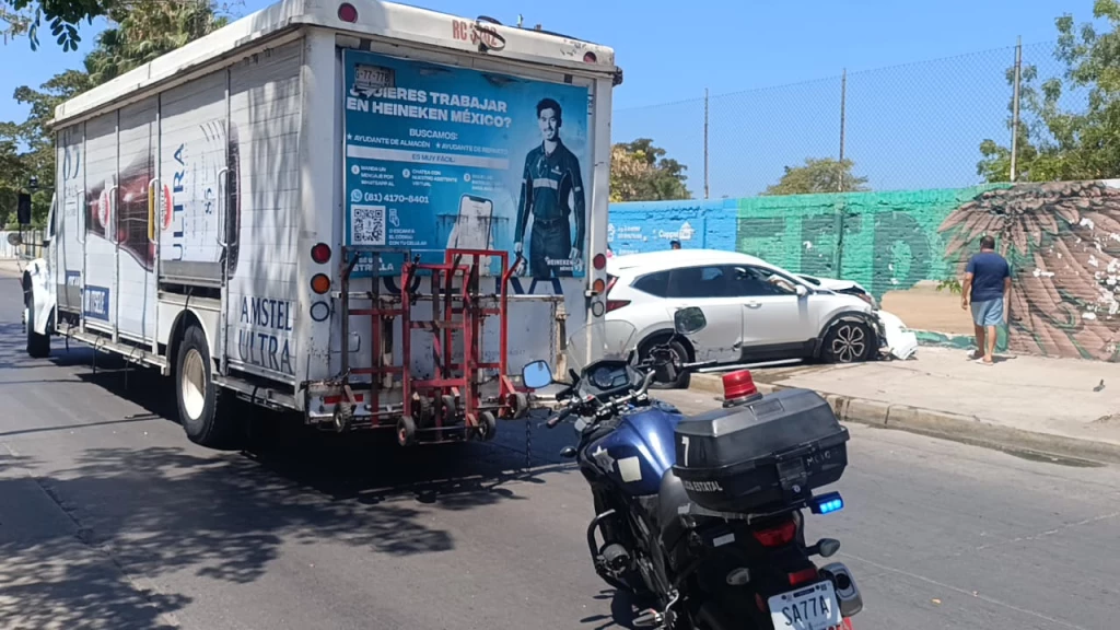 Adulto mayor choca contra barda de secundaria en Mazatlán