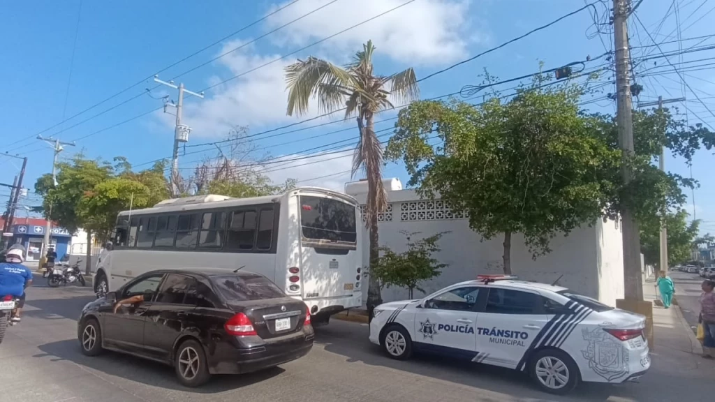 Ciclista es arrollado por camión urbano en Avenida Insurgentes en Mazatlán