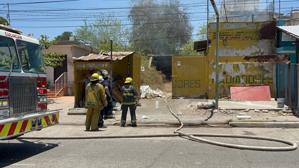 Se registra fuerte incendio en vivienda de la colonia Tierra Blanca, sobre la Álvaro Obregón