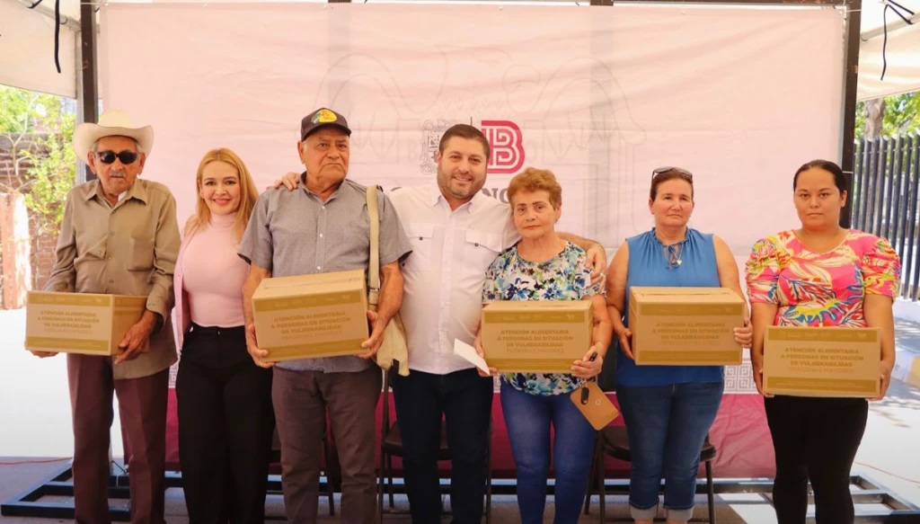 Alcalde de Badiraguato visita sectores de la alcaldía central y entrega apoyos alimenticios