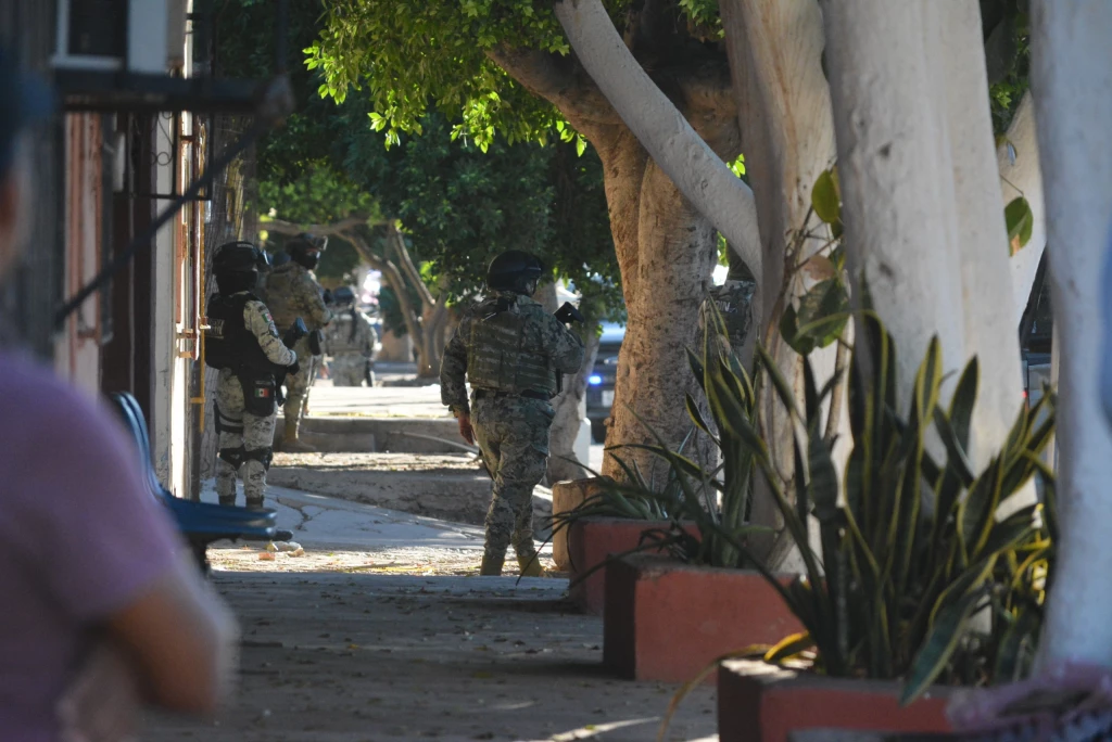 Capturan a tres presuntos generadores de violencia en cateo en Ciudad Obregón