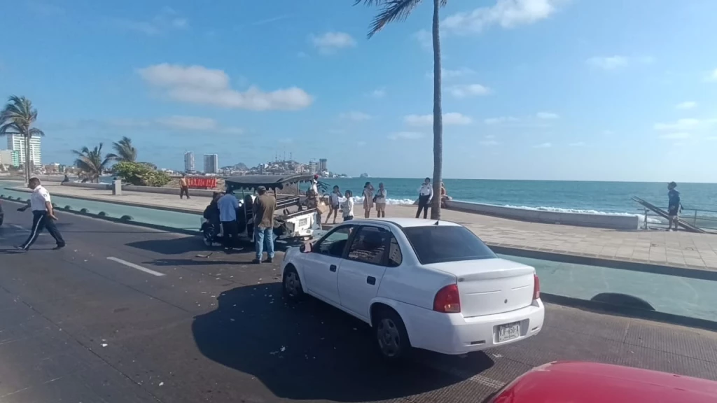 Pulmonía queda destrozada de la parte trasera tras chocar en la avenida Del Mar