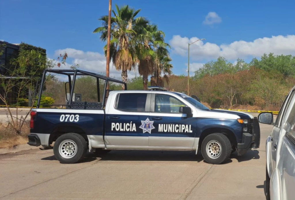 Abandonan cuerpo envuelto en plástico con mensaje en cartulina en La Isla Musala