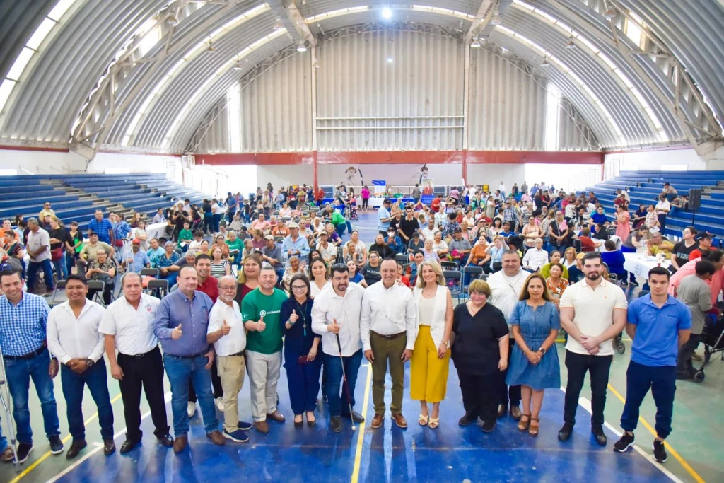 Personas con discapacidad se benefician con sillas de ruedas especiales y servicios médicos gratuitos