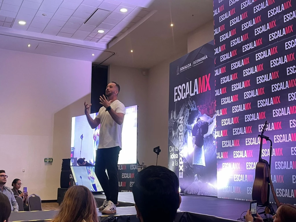 Vocalista de Los Claxons, Nacho Llantada da conferencia “La Vida como una Fiesta" en Mazatlán