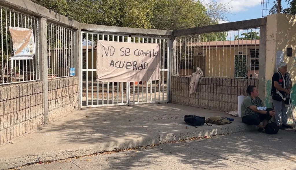 ¡Toman la escuela! Exigen rendición de cuentas en la escuela Francisco I. Madero de Los Mochis