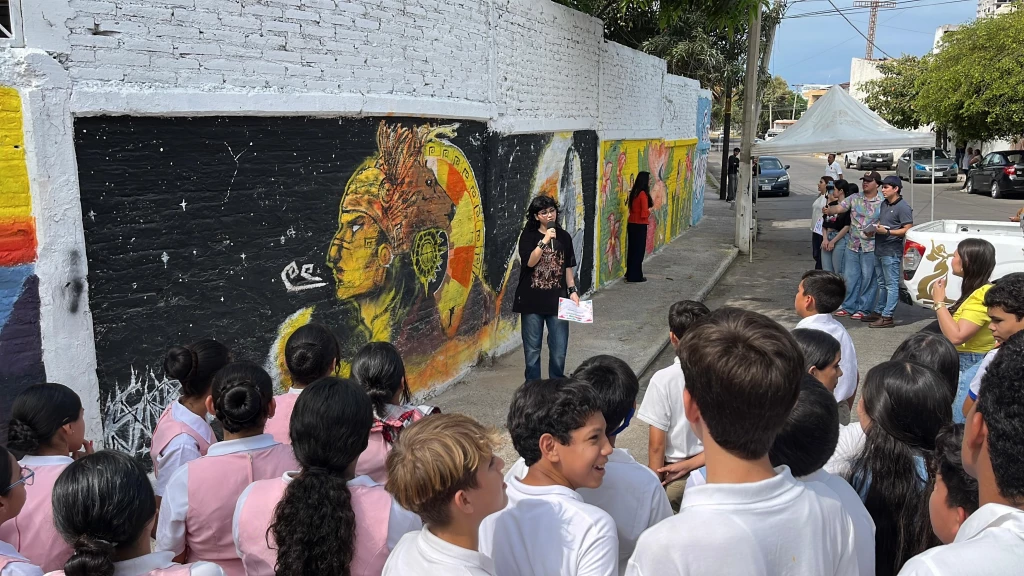 Jóvenes artistas transforman la barda perimetral de la Secundaria Federal 1 Mazatlán
