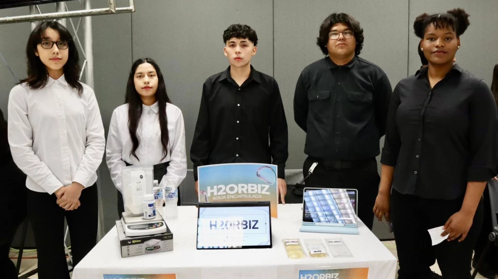 Estudiantes de la Universidad Tecnológica de SLRC crean envase de agua comestible