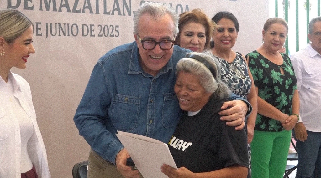 Entregan 1252 escrituras y títulos de propiedad otorgando certeza jurídica y federal al patrimonio familiar de los mazatlecos
