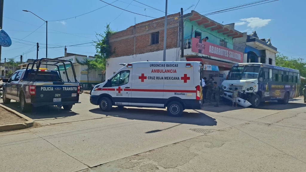 Choque entre camiones urbanos deja a 7 lesionados en Mazatlán