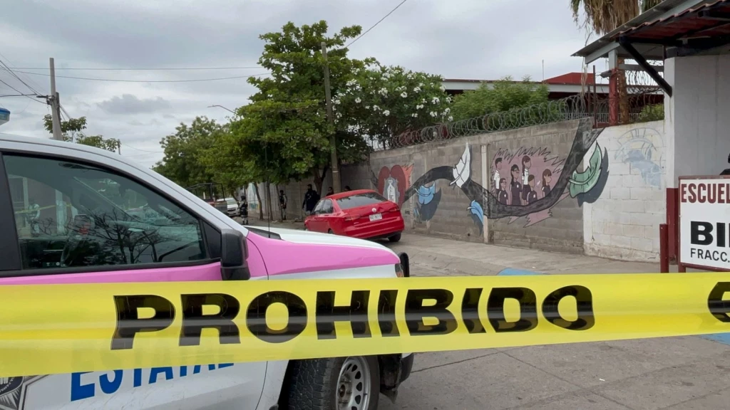 Asesinan a mujer frente a su hijo al llegar a la secundaria en Culiacán