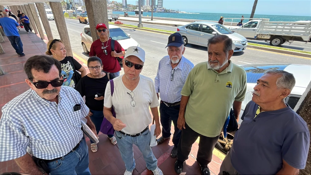 Realizan plantón ferrocarrileros pensionados por el IMSS, para que se les pague como corresponde su pensión