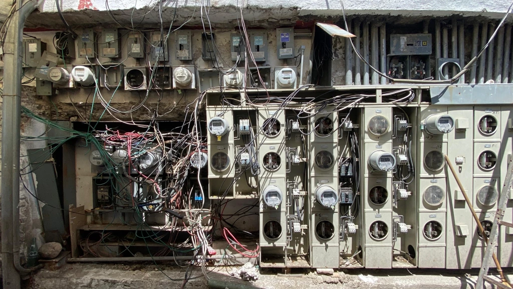 Cables expuestos en el mercado Miguel Hidalgo ponen en riesgo a locatarios y compradores