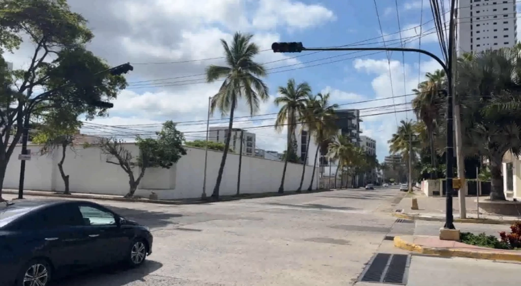 Fallas en semáforos de avenidas clave preocupan a conductores en Mazatlán