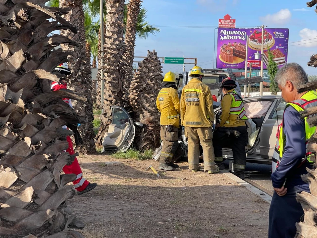 Conductor queda prensado tras chocar contra palmera en el libramiento Pedro Infante en Culiacán