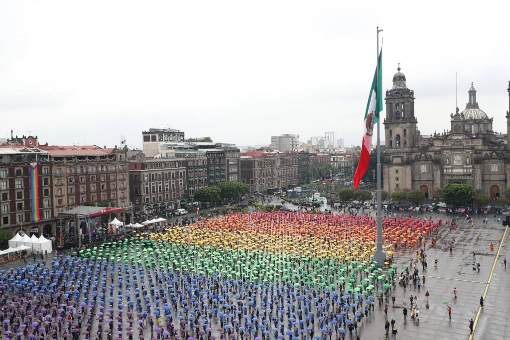 Miles de mexicanos hacen de la bandera LGTBI un monumento dedicado a la diversidad