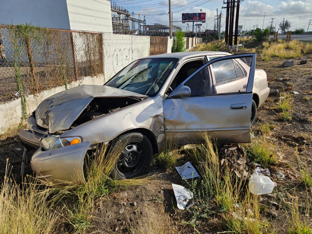 Accidente tipo salida de camino en deja solo daños materiales en Culiacán