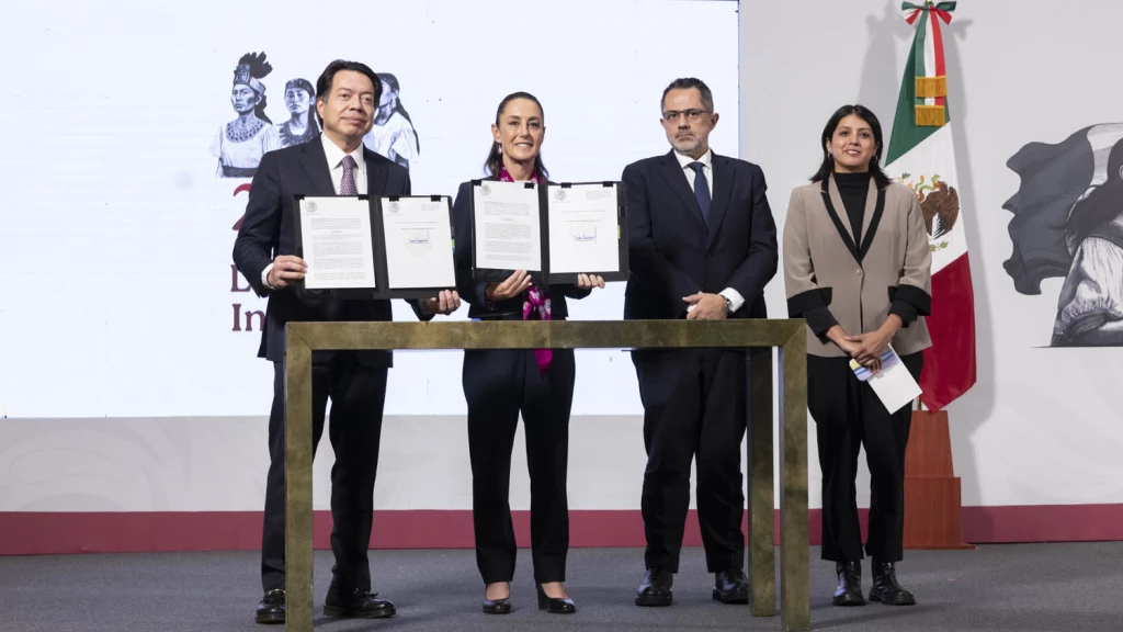 Firma Sheinbaum decretos para beneficiar a los docentes