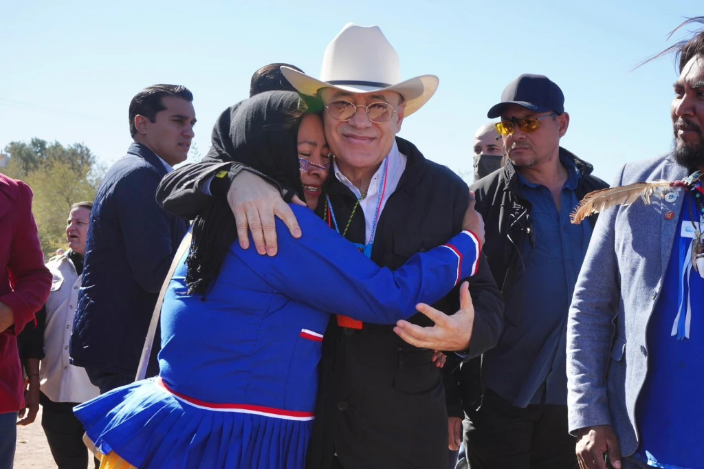 Gobernador Durazo cumple a pueblos originarios y Sierra Alta; garantiza conectividad con Caminos Artesanales