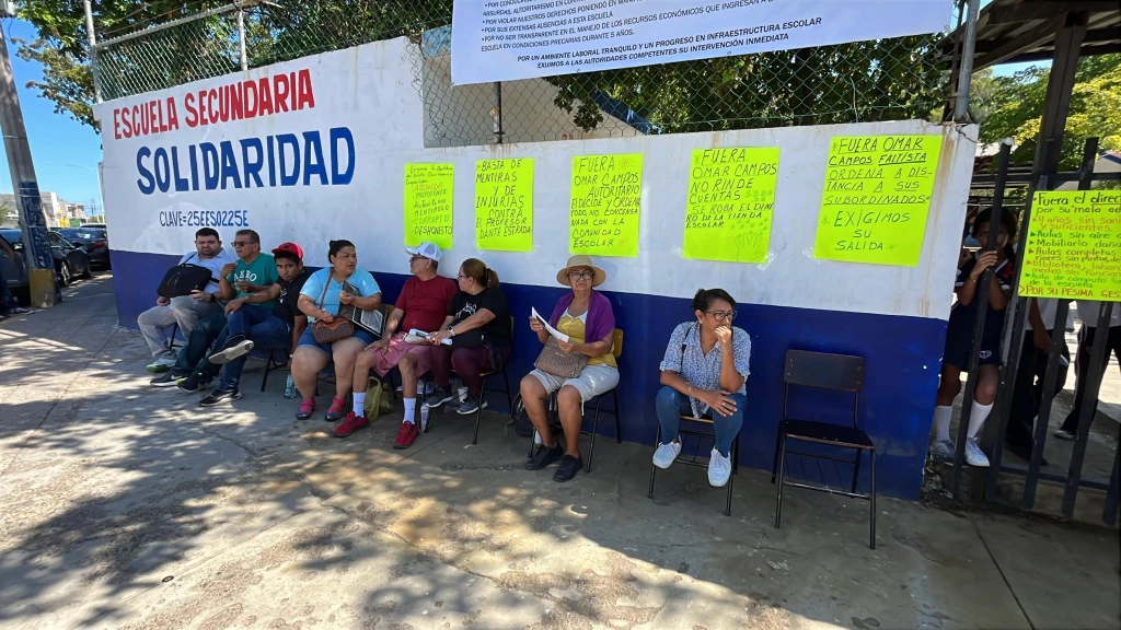 Padres de familia y personal de la Escuela Secundaria Solidaridad Matutina acusan al director del plantel y él responde con contradenuncia