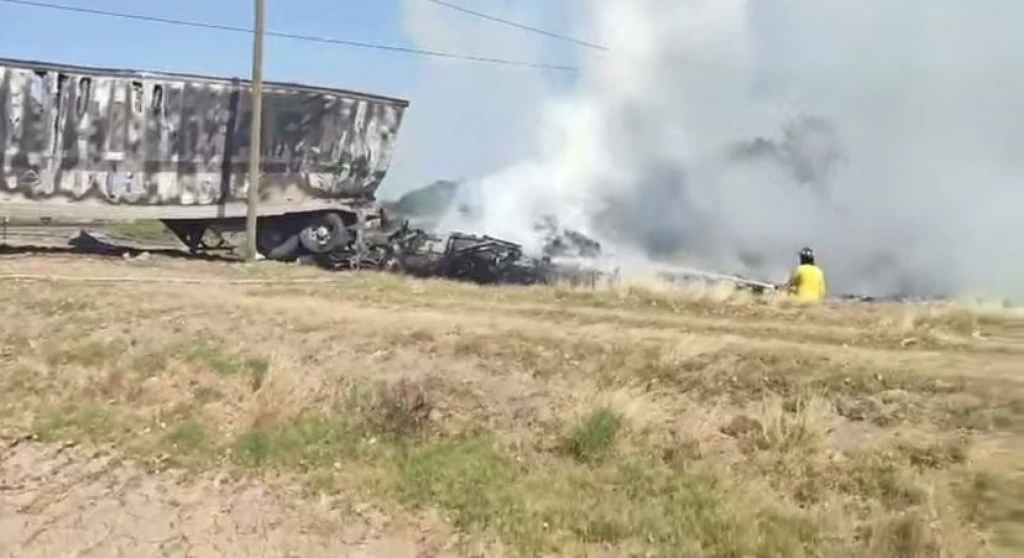 Tráiler se incendia tras chocar con una camioneta en la México 15, rumbo a San Miguel Zapotitlán, Ahome