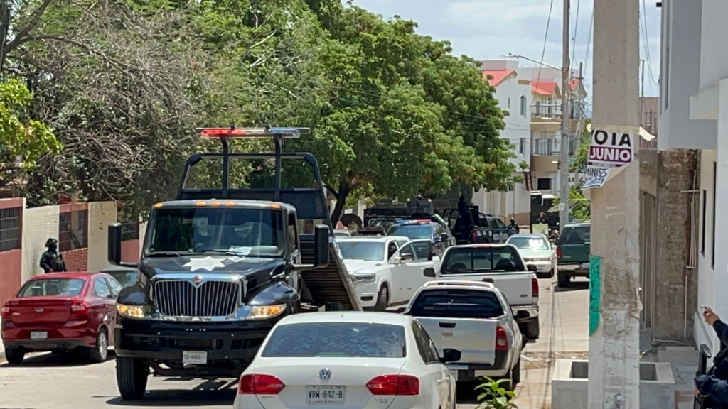 Aseguran camioneta con municiones, equipo táctico y ponchallantas en Culiacán