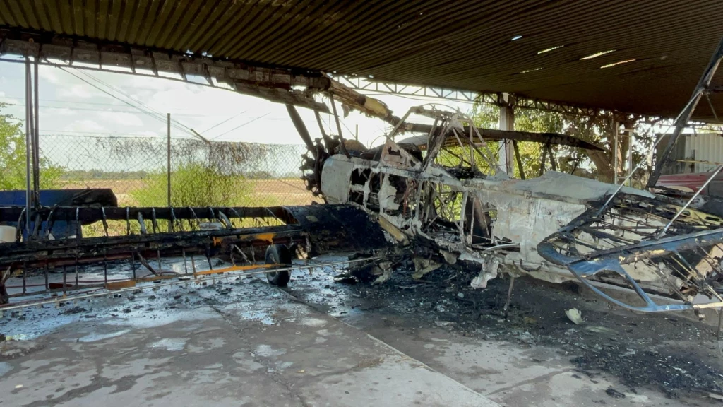 Grupo armado incendia avioneta fumigadora en aeródromo de Villa Juárez