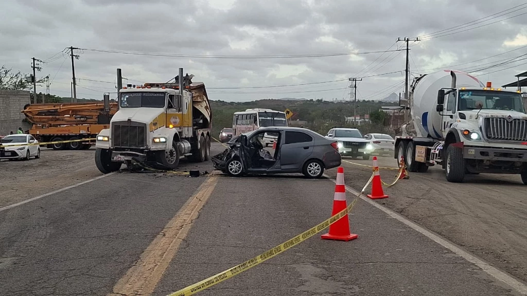 Un mujer sin vida y un hombre lesionado deja como saldo choque al norte de Mazatlán