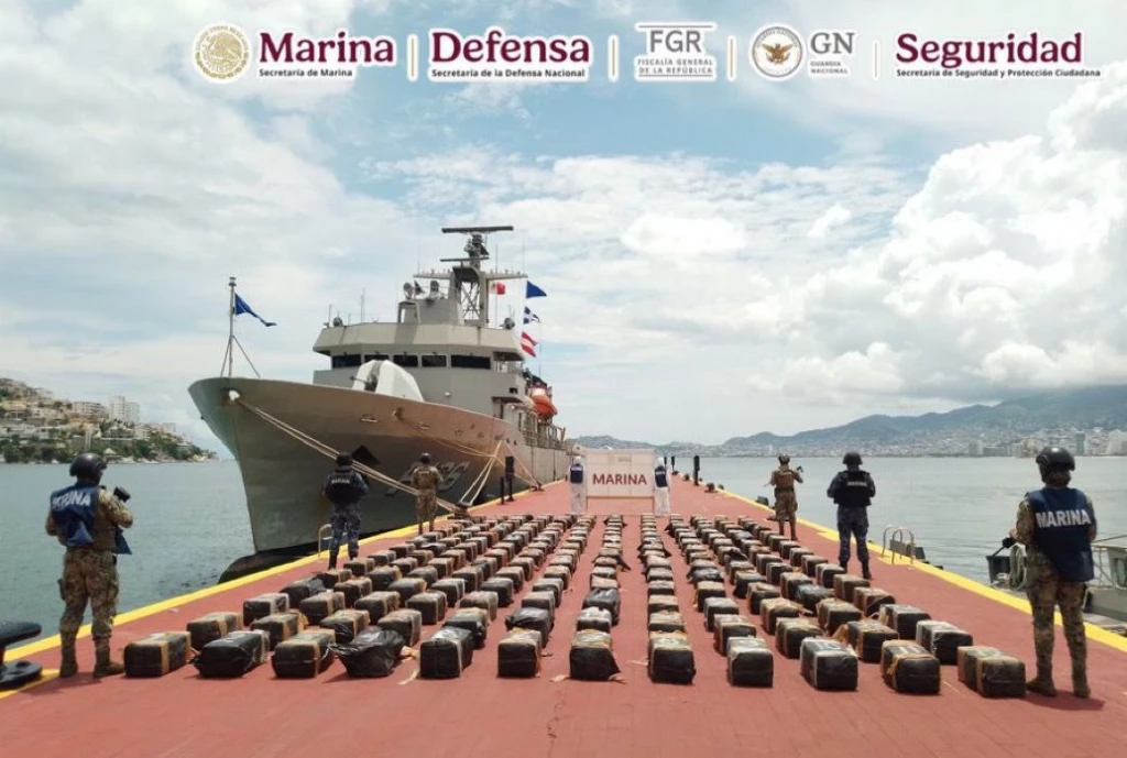 SEMAR asegura sumergible con más de 3 toneladas de cocaína en las costas de Guerrero, México