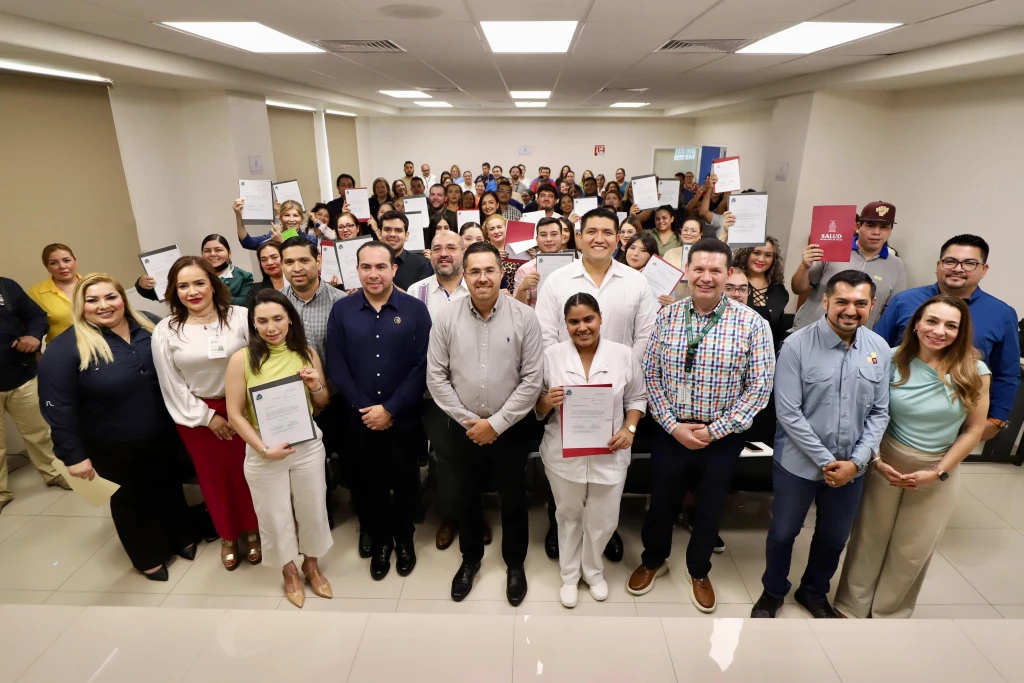 Secretaría de Salud entrega bases y recategorizaciones a 46 trabajadores del Hospital Pediátrico de Sinaloa