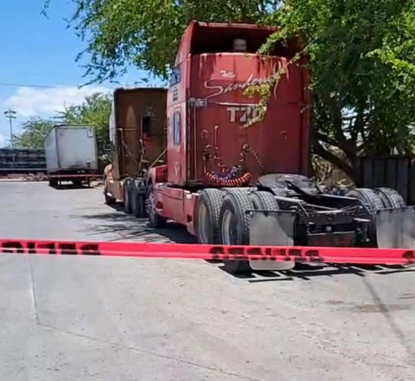Localizan sin vida a trailero en la carretera internacional México 15, en Los Mochis
