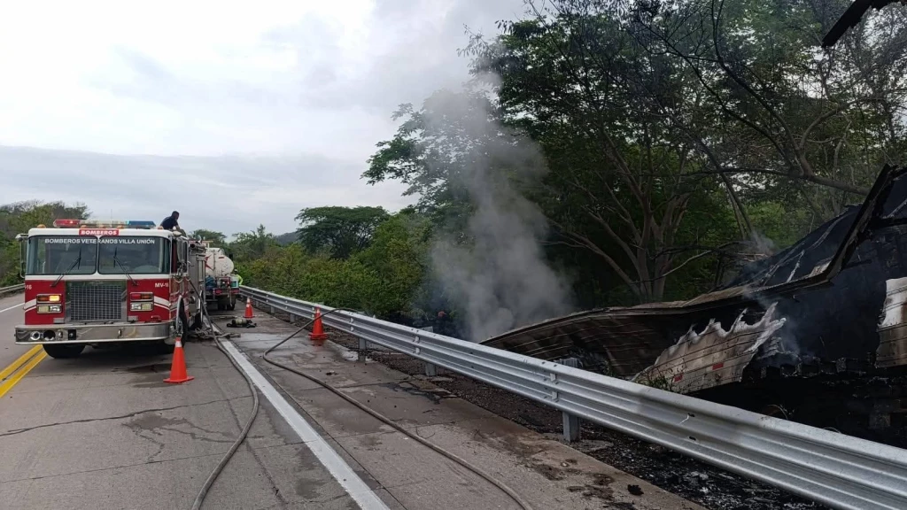 Accidente en la autopista Mazatlán-Tepic deja una persona fallecida y un tráiler incendiado