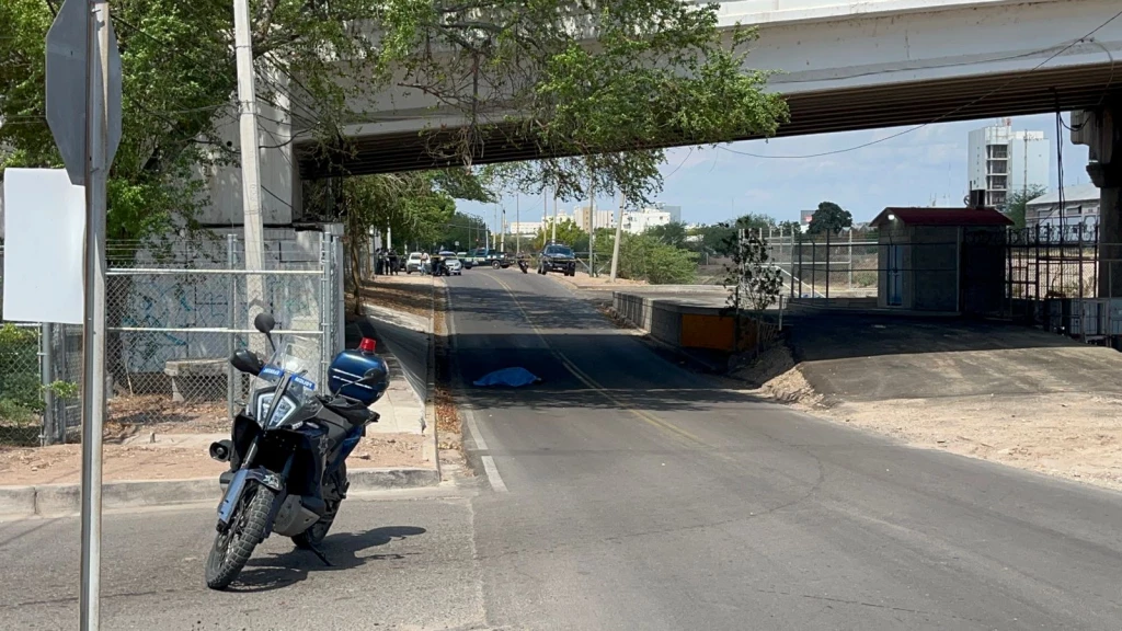 Dejan a joven asesinado sobre Federalismo en la Recursos Hidráulicos de Culiacán
