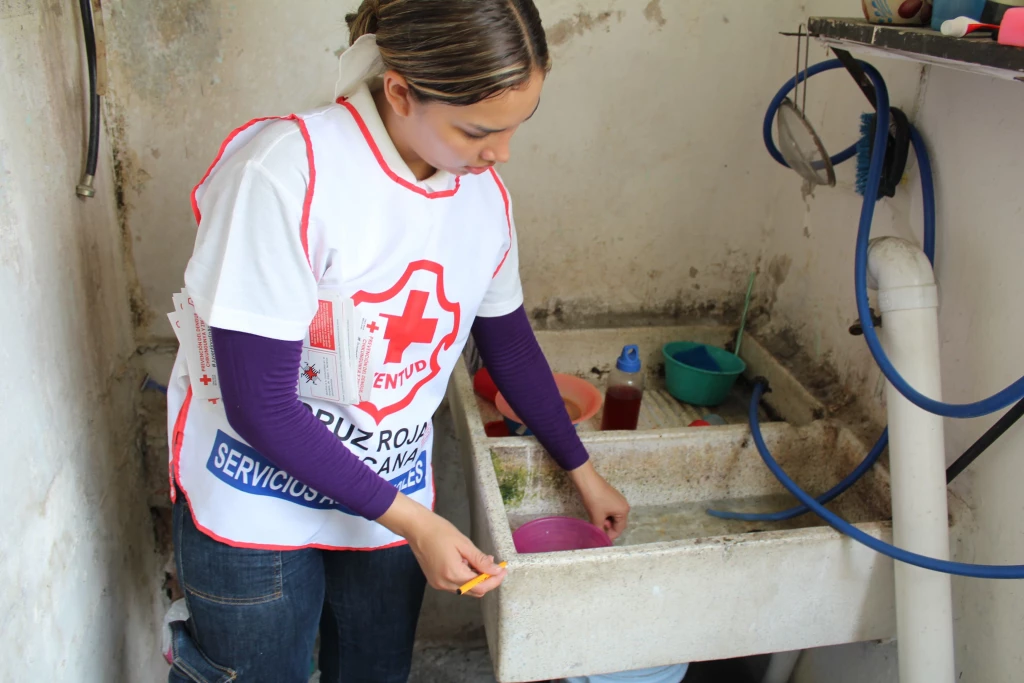 Voluntarios de Juventud de Cruz Roja Mazatlán realizan jornada contra el dengue en colonias del puerto