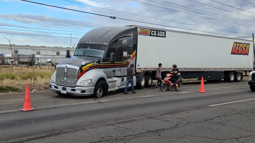 Se registran narcobloqueo con tráileres y enfrentamiento en el sur de Culiacán
