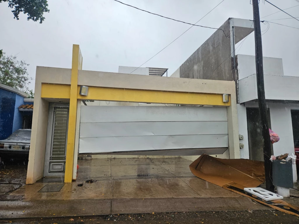 Vivienda es incendiada por grupo armado en el fraccionamiento Villa Bonita en Culicán