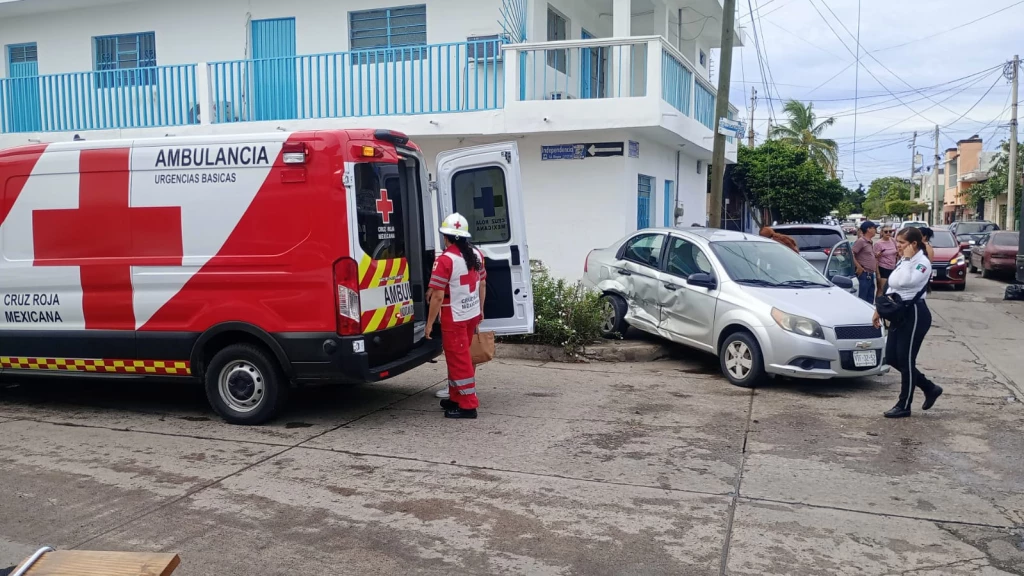 Mujer resulta herida tras un choque entre vehículos en la Colonia Olímpica de Mazatlán