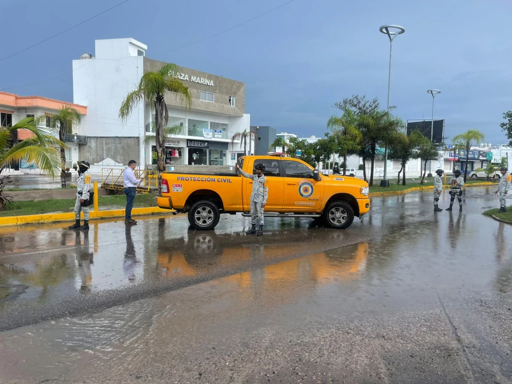 Carros varados e inundaciones deja lluvia este jueves en Mazatlán 