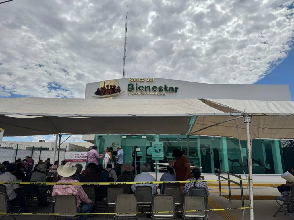 Instala Bienestar Sonora carpas y sillas en Bancos del Bienestar en atención a la derechohabiencia de programas sociales