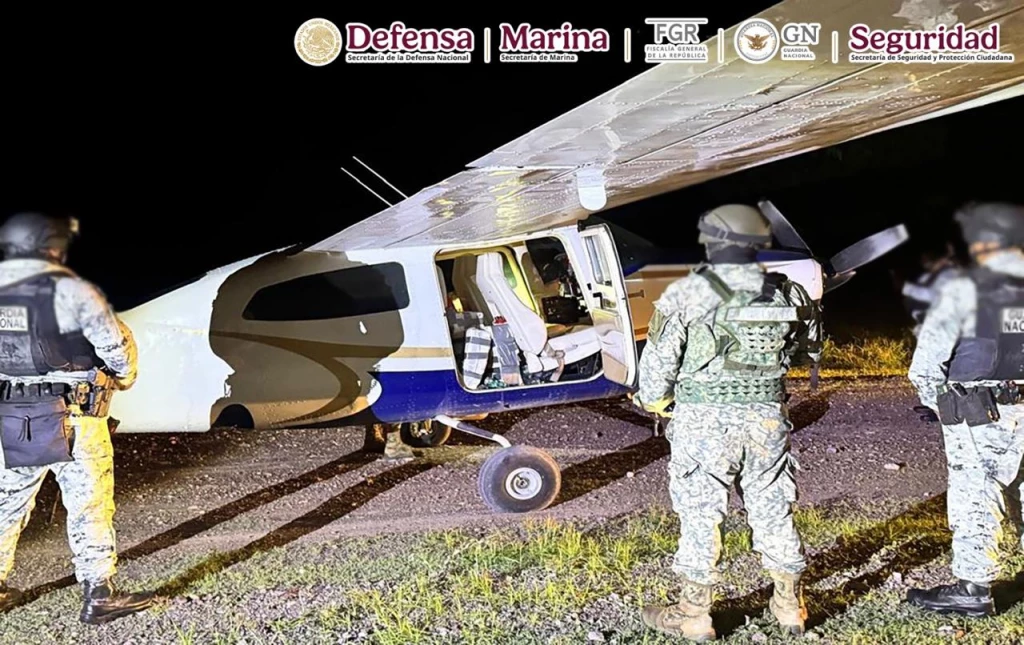 Fuerzas Armadas detienen a 3 sujetos con droga en aeronave clandestina en Colima, México