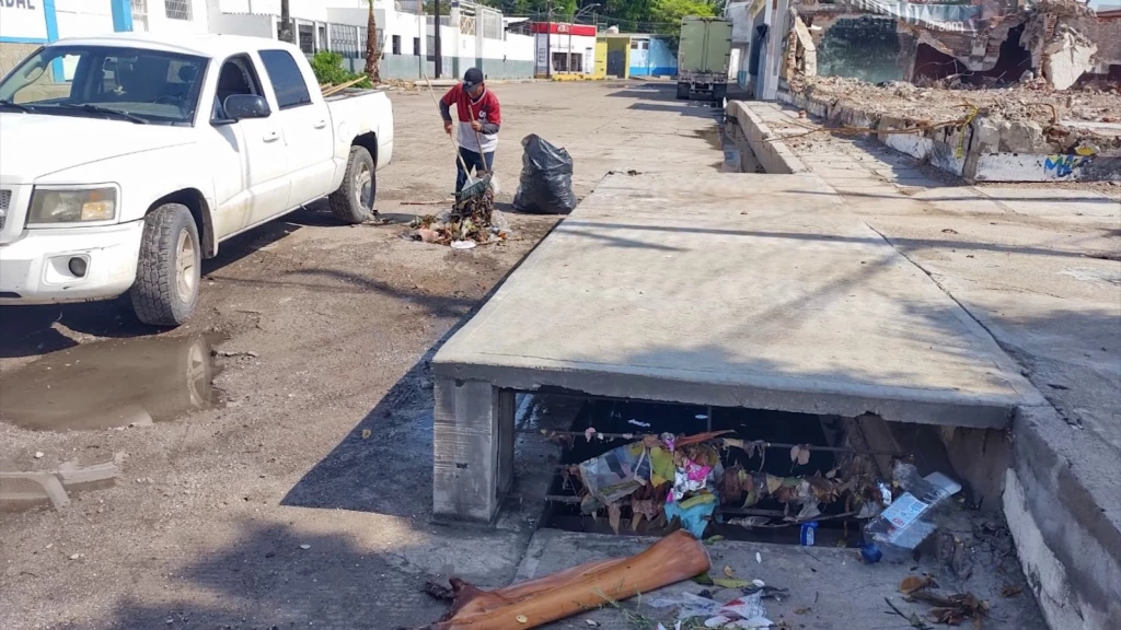 Sigue sacando la basura la ciudadanía cuando está lloviendo en Mazatlán