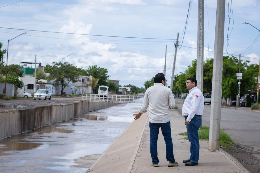 Juan de Dios Gámez supervisa canales y colonias afectadas por las lluvias