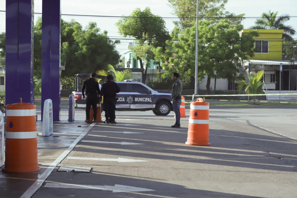 Hombre se refugia dentro de funeraria cuando era perseguido por hombres armados