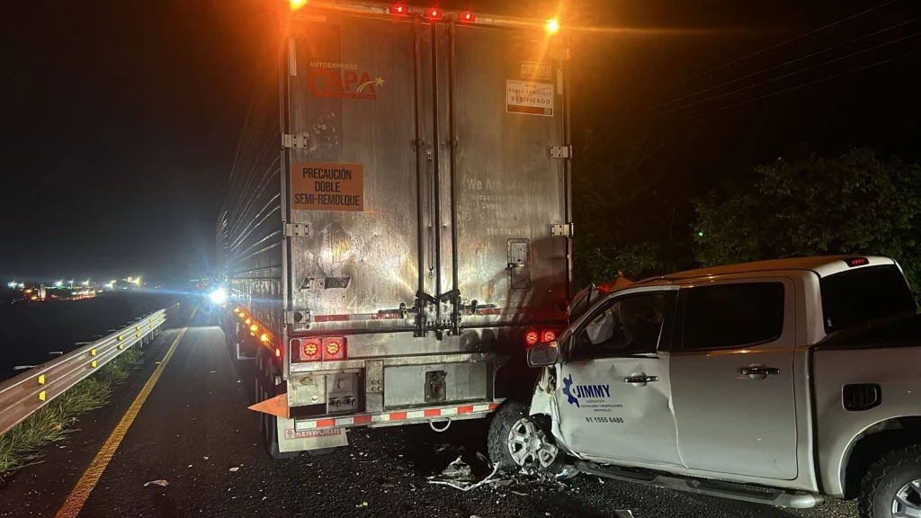 Muere conductor tras chocar contra un tráiler en la autopista Mazatlán-Tepic, cerca de Villa Unión
